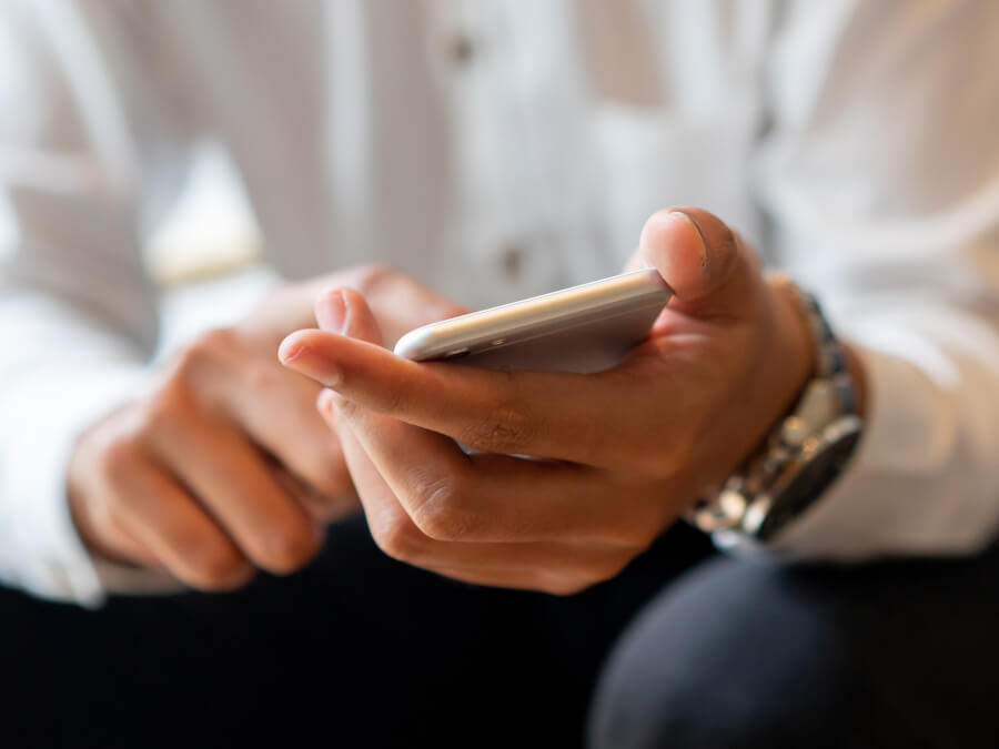 スマホアプリを触る男性